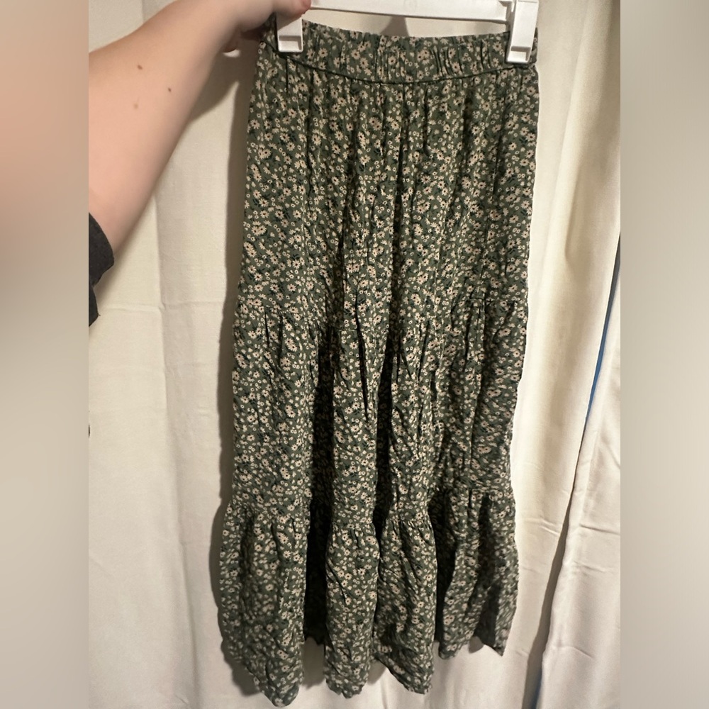 American Eagle Flowy Green Skirt (s)
